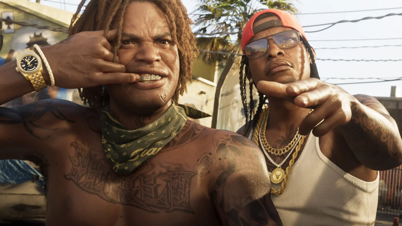 Gros plan sur deux habitants de Vice City, tatouages, chaînes en or, grillz et casquette rouge