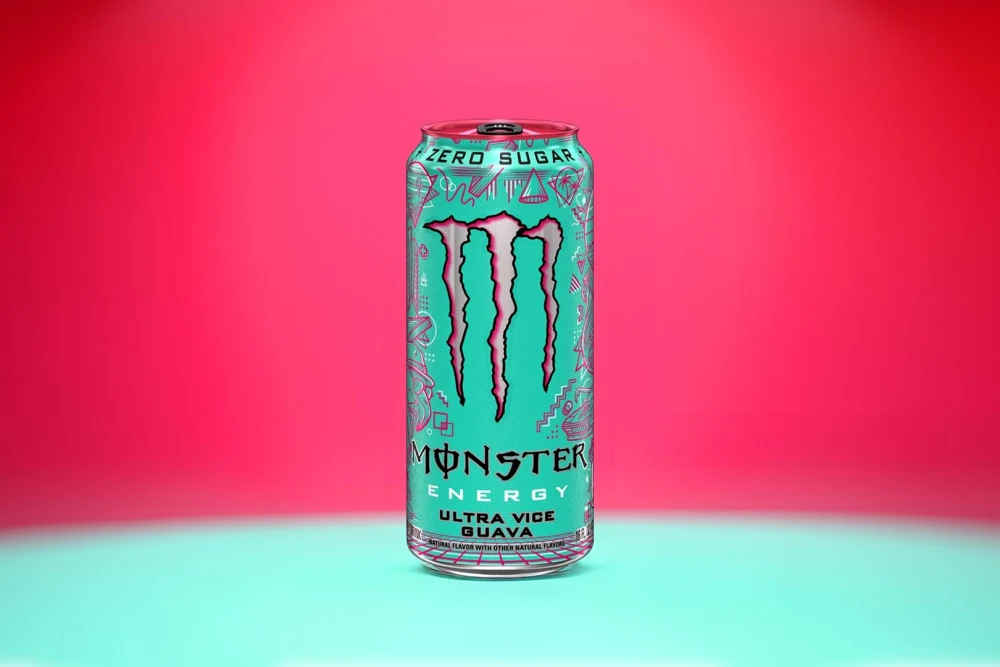 Visuel officiel Monster Energy de la canette Ultra Vice Guava 16 oz américaine sur fond rose et turquoise