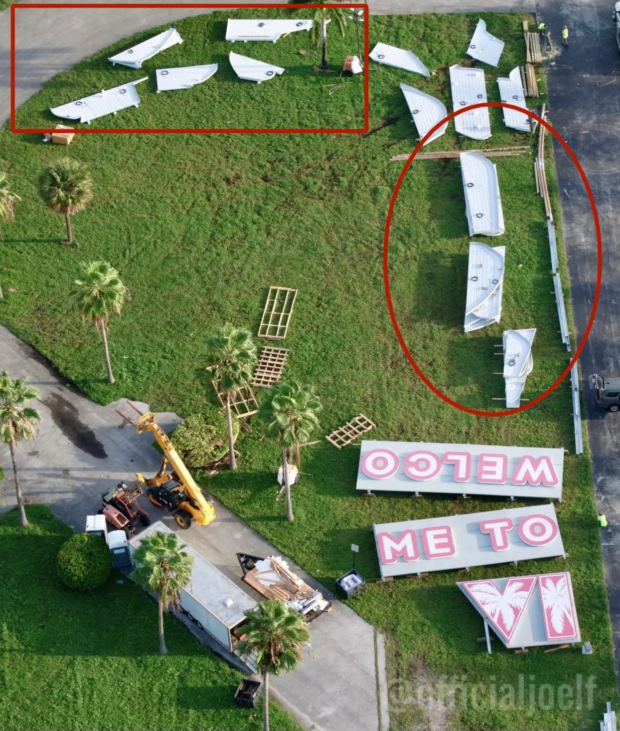 Vue aérienne des panneaux « WELCOME TO VI » démontés sur la pelouse du Kaseya Center à Miami, avec une grue et un camion