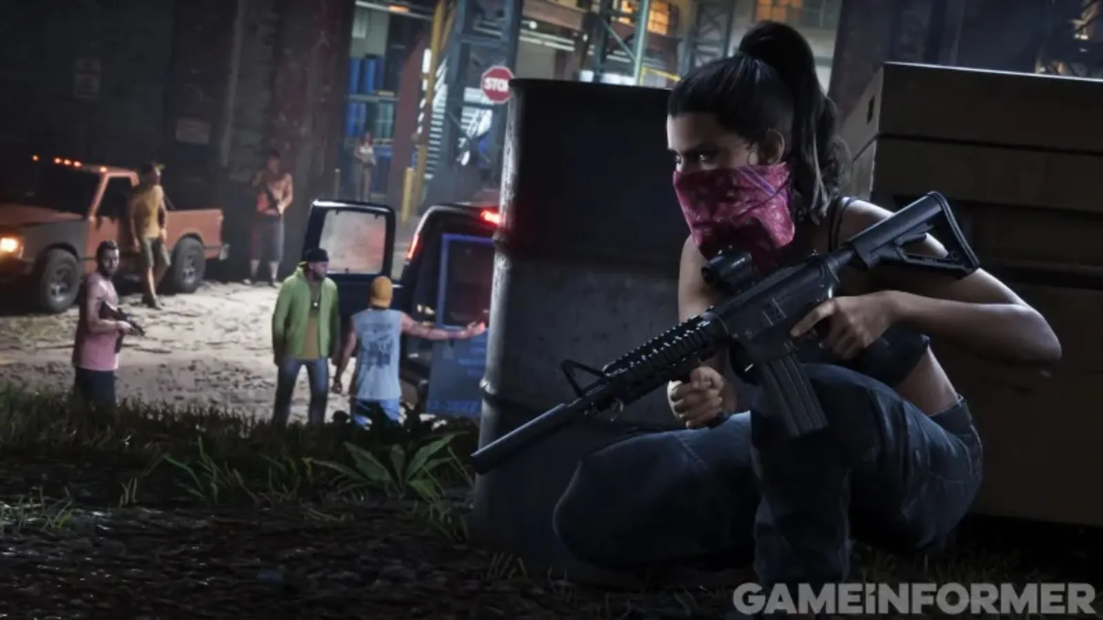 Lucia accroupie derrière un fût métallique dans GTA 6, bandana rose sur le visage et fusil d'assaut à optique en main, de nuit