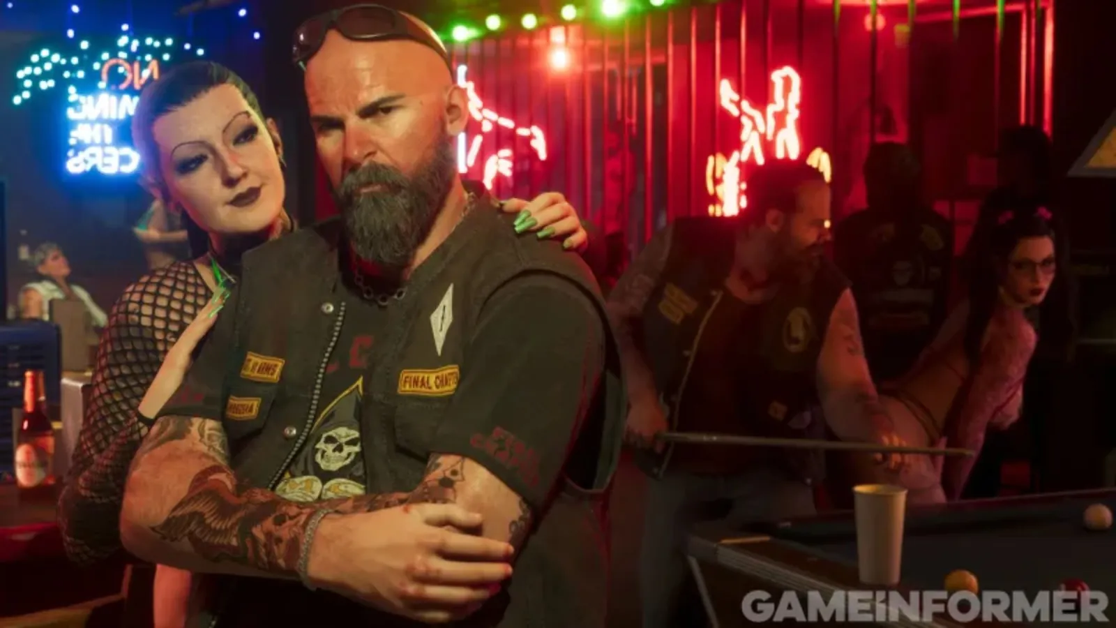 Intérieur d'un bar de motards dans GTA 6 : un biker barbu tatoué aux bras croisés, néons rouges et table de billard à l'arrière-plan