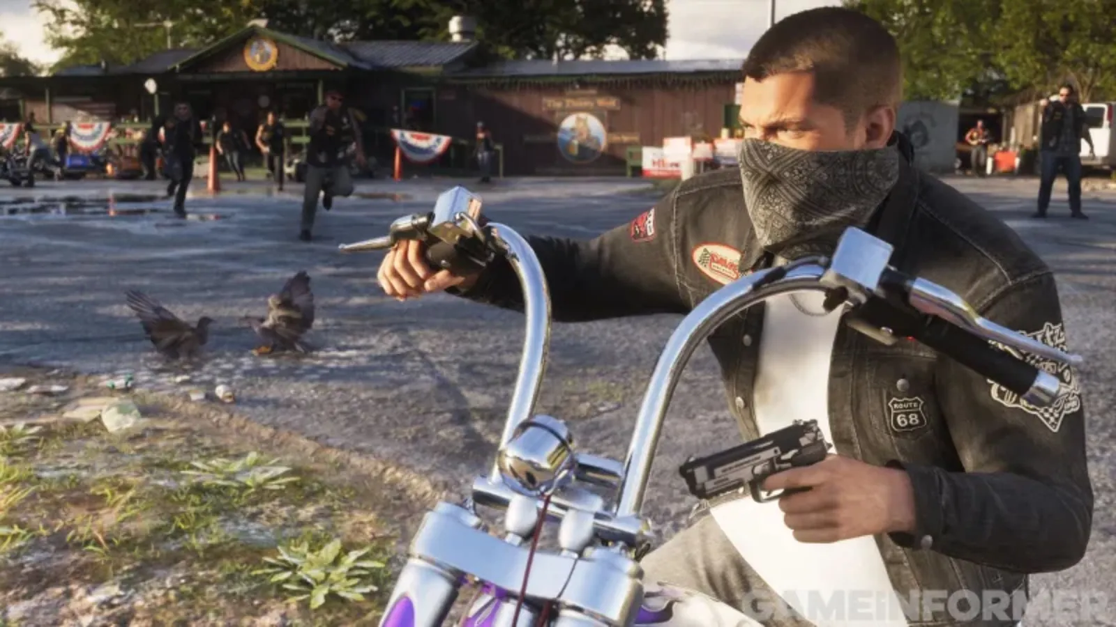 Un motard masqué conduit un chopper dans GTA 6 en tenant un pistolet, devant un bar routier, sur un parking détrempé