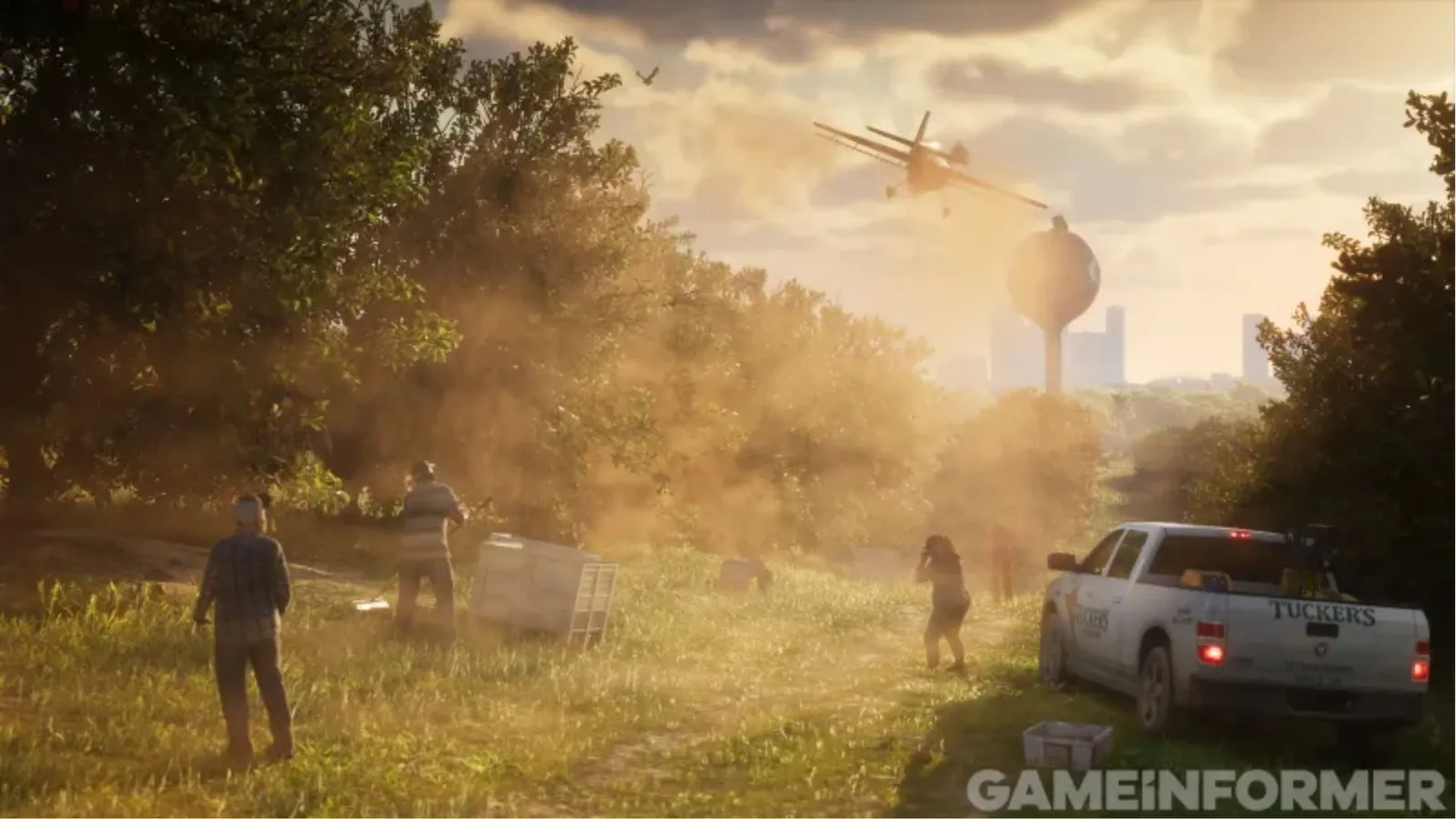 Avion d'épandage agricole survolant un verger d'agrumes dans GTA 6, avec des ouvriers agricoles, un pick-up blanc et un château d'eau