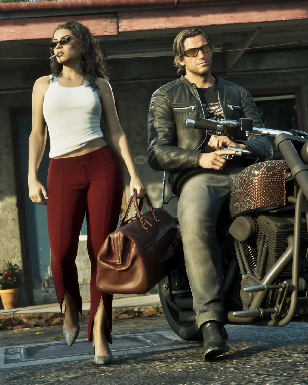 Lucia debout, débardeur blanc et pantalon bordeaux, un sac de voyage en cuir à la main, à côté de Jason assis sur une moto custom devant un motel, lumière de fin de journée