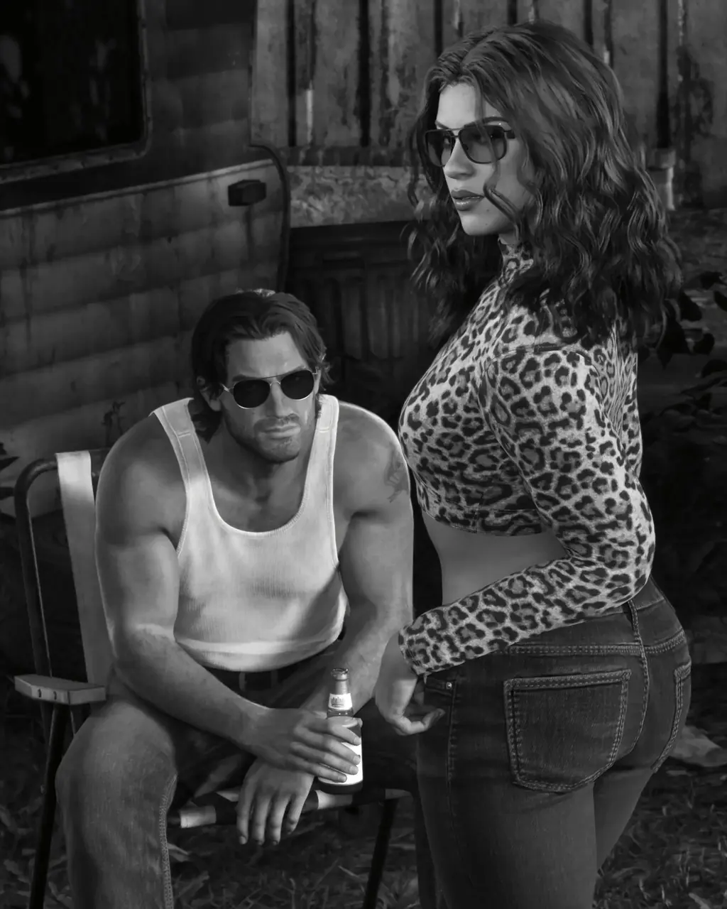 Photographie en noir et blanc : Jason assis sur une chaise pliante en débardeur blanc, une bière à la main, et Lucia debout en haut court imprimé léopard, devant une caravane