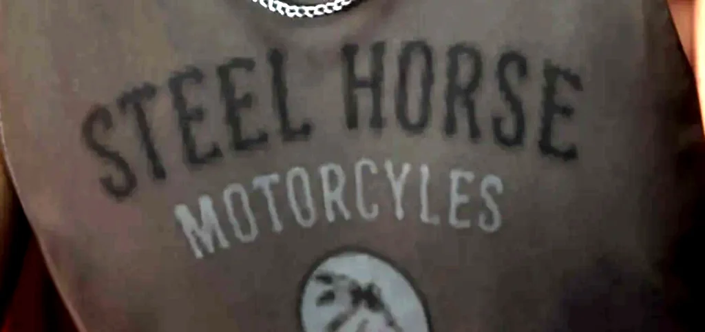 Agrandissement du floquage du débardeur : STEEL HORSE au-dessus de MOTORCYLES