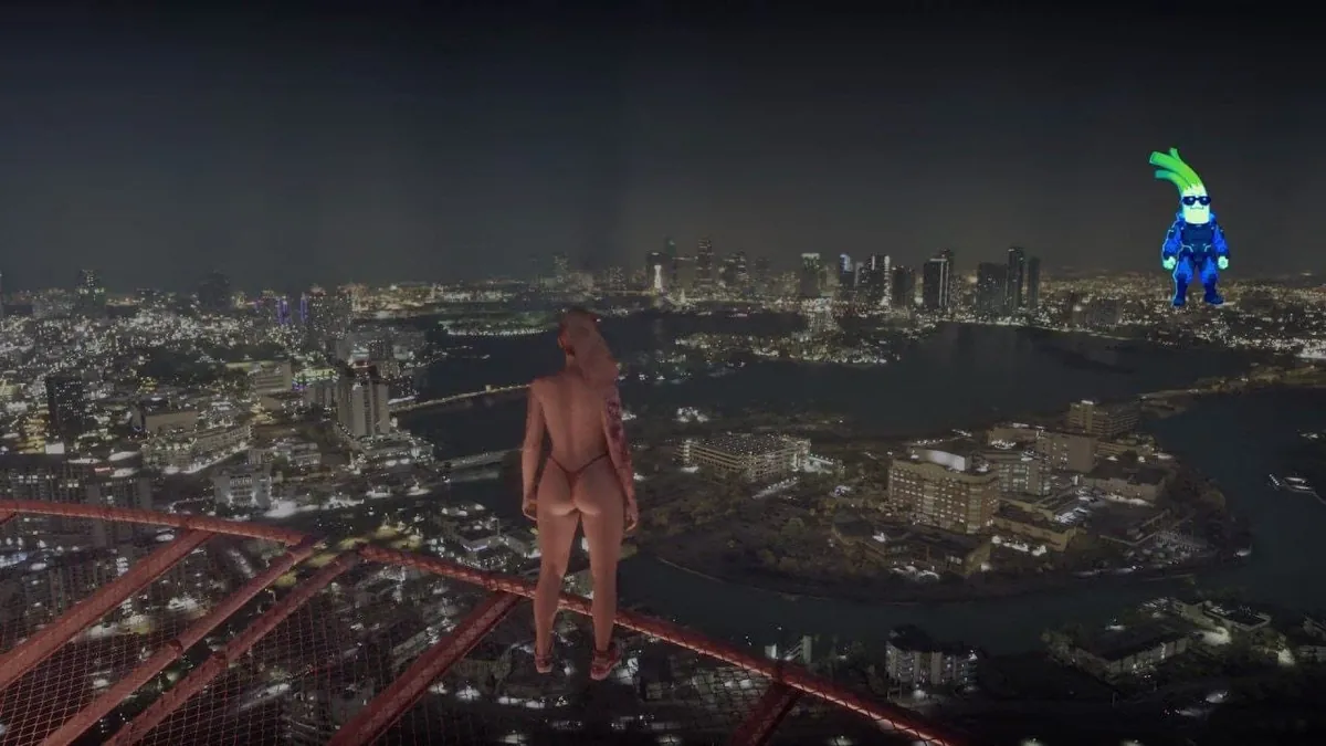 Un personnage vu de dos, debout sur une passerelle en hauteur, devant Vice City illuminée de nuit